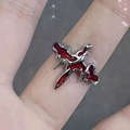 Anello gotico in metallo liquido argento con dettaglio cuore rosso sul dito - Croce A Goccia D'olio Rossa (J475)