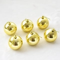 Sechser-Set glänzende goldene Weihnachtskugeln mit Aufhängeschnüren auf Plüschhintergrund - 6cm / Glänzendes Gold