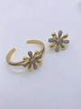 Goldenes Gänseblümchen Schmuckset mit Blumenarmband und Ohrring mit Zirkonia-Mitte - Zweifarbiges Set