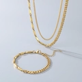Vista dettagliata di un set di gioielli dorati con catena cubana e barre geometriche - Bracciale 19CM / Oro