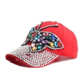 Détail de la casquette rouge avec grand papillon en strass colorés et bord en cristal - Style Papillon Rouge (No.6)