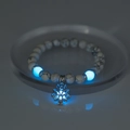 Pulsera luminosa de loto con cuentas de turquesa blanca y efecto de brillo azul - Loto