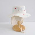 Dettaglio cappello sole beige per bambini con cuori ricamati e protezione nuca - Taglia 50 (1-3 Anni) / Cuore Colorato