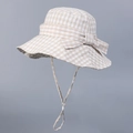 Detail van geruite vissershoed met strik en winddicht koord voor bescherming tegen de zon - M (56-58cm) / Beige