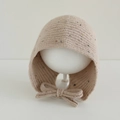 Détail du bonnet à oreillettes en tricot beige chiné avec mouchetures et nœud papillon - 2-5 Ans / Kaki