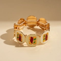 Dettaglio ravvicinato del bracciale geometrico in smalto con motivi floreali e cordino elastico - Oro-Motivo geometrico quadrato