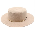 Dettaglio cappello di paglia beige a tesa piatta con cordino nero e accenti dorati - M (56-58cm) / Rosa Chiaro