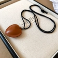 Halskette mit braunem Leder-Herzanhänger und schwarzem Webseil in Geschenkbox - Halskette-Braun