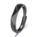 Nahaufnahme des schwarzen geometrischen Rings mit Facettenschliff und Mattierung - Herrenring / Schwarz