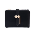 Gros plan du portefeuille noir en similicuir avec boucle et pendentif dorés - Noir