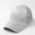 Dettaglio del motivo mimetico grigio chiaro e della rete traspirante sul retro del cappellino - Regolabile / Grigio