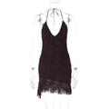 Detail van de kantstructuur en halternekontwerp van een sexy bruine zomerjurk met open rug - S / Roodbruin