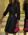 Detail eines schwarzen V-Ausschnitt Faltenkleids mit Metallschnalle und schicker Taille - S / Reines Schwarz