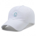 Witte ademende mesh baseballpet met lichtblauw geborduurd letter C-logo erop - Verstelbaar / Wit