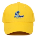 Dettaglio cappellino da baseball giallo con ricamo a onde blu in stile giapponese - Regolabile / Giallo