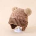Texture détaillée d'un bonnet d'hiver marron avec des pompons en fausse fourrure douce - 3-8 Ans / Marron