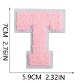 Dettaglio della toppa con lettera T in ciniglia rosa con bordo in feltro bianco e 7cm - Lettera singola T / Rosa