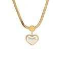 Collana dorata con ciondolo a cuore in perla e incisione Love su catena snake - Oro