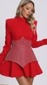 Dettaglio dell'abito rosso a maniche lunghe con decorazioni di strass sulla vita - S / Rosso