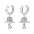 Vue macro des boucles d'oreilles fleur de muguet en argent serties de zircons et pendentifs - Muguet Argenté avec Strass Blanc