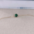 Élégant bracelet en chaîne dorée avec une pierre de malachite verte ronde sur lin - 3009