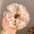Beige bloemen kant-scrunchie met roze bloemen en een witte roos als accent - 1# Bloemen Scrunchie