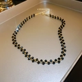 Dettaglio del choker placcato oro con perline nere sfaccettate e chiusura a moschettone - Collana-Nero (Cristallo)