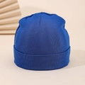 Detaillierte Nahaufnahme der dunkelblauen Neugeborenen-Strickmütze mit Umschlagrand - 0-3M / Blau