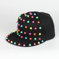 Détails des clous punk colorés sur une casquette hip hop noire à bord plat tendance - Clous Colorés