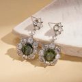 Eleganti orecchini in argento con gemma verde ovale e design a aureola di fiori zirconi - Perno per orecchini in argento-Verde