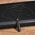Detalle de colgante rectangular negro geométrico con textura sobre superficie de cuero - Colgante con Cadena / Negro
