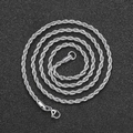 Silberne Kordelkette mit Karabinerverschluss auf schwarzem strukturiertem Hintergrund - Silberne Kordelkette 40cm