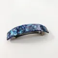 Makroansicht der blauen Haarspange mit Leopardenmuster und gebogenem Federclip-Detail - Blau-Serie