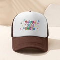 Detailansicht des MAÑANA SERA BONITO Aufdrucks auf einer Mesh-Trucker-Cap mit Schirm - Kaffeebraun