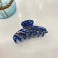 Macro de una pinza para el cabello grande con textura de mármol azul y acetato - Aprox. 10,5 cm / Patrón De Concha Azul Marrón