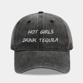 Dettaglio del cappellino grigio lavato con ricamo bianco HOT GIRLS DRINK TEQUILA in primo piano - Regolabile / Nero