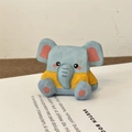 Vue détaillée d'une figurine éléphant bleu sculptée à la main avec texture artisanale unique - Éléphant Boule de Riz