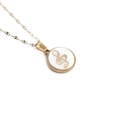 Collier en acier inoxydable doré avec un pendentif 3D clé de sol sur fond blanc - Pendentif Note de Musique Dorée