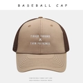 Nahaufnahme einer khakifarbenen Mesh-Baseballkappe mit Stickerei-Slogan Thick Thighs - Verstellbar / Khaki + Kaffeebraunes Mesh