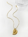 Detalle del collar de concha de nautilus dorado con una delicada cadena de cuentas - Caracola