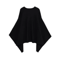 Minimalistische zwarte gebreide poncho met ronde hals en een asymmetrische zoom - S / Zwart