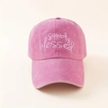 Dettaglio del ricamo bianco 'simply blessed' su cappellino in cotone rosa lavato - Taglia unica / Rosa