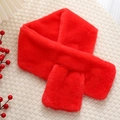 Sciarpa di peluche in pelliccia sintetica rossa con un accogliente design a incrocio - Rosso