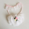 Detailansicht eines rosa Spitzenkleids mit Rosen-Accessoire für 17cm Plüschpuppen - Geeignet für 17cm Anhänger / Stirnband + Blumenhochzeitskleid