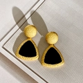 Detailansicht von Vintage-Goldohrringen mit schwarzen dreieckigen Emaille-Anhängern - 44# Silbernadel Gold Schwarz Dreieck Hänger