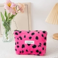 Plüsch-Kosmetiktasche in Rosa mit schwarzen Punkten und LOVE YOUTH-Etikett-Design - Rosarot