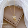 Detalle del collar de corazón con cristales en seda, Peso 3,2g, Medida 2,7x1,4cm, Largo 40+5cm - Collar de Gesto de Corazón de Dedo Dorado (D201)