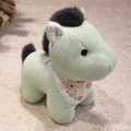 Süßes hellgrünes Plüsch-Pony mit schwarzer Mähne und floralem Spitzen-Lätzchen - 16cm Schlüsselanhänger / Minzgrün