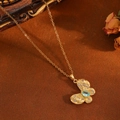 Detailaufnahme von Gold-Schmetterlingsanhänger mit blauem Tropfenstein und Diamanten - Gold Schmetterling Blau Zirkonia Halskette (T031)