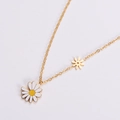 Collana con ciondolo a margherita dorata con petali in smalto bianco su sfondo bianco - Oro